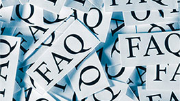 黒いテキストのある青と白のFAQカードの背景。