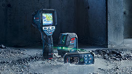 3つのボッシュプロフェッショナルツールが灰色のコンクリート床の上に置かれています。