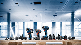 明るい建設現場の木製棚にあるボッシュプロフェッショナルツール。