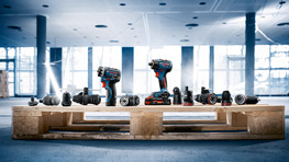 木製パレットが明るく現代的な環境でさまざまな電動工具を支えています。