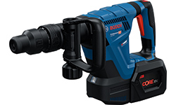 白い背景の上に青いボッシュプロフェッショナルのコードレスハンマーがあります。