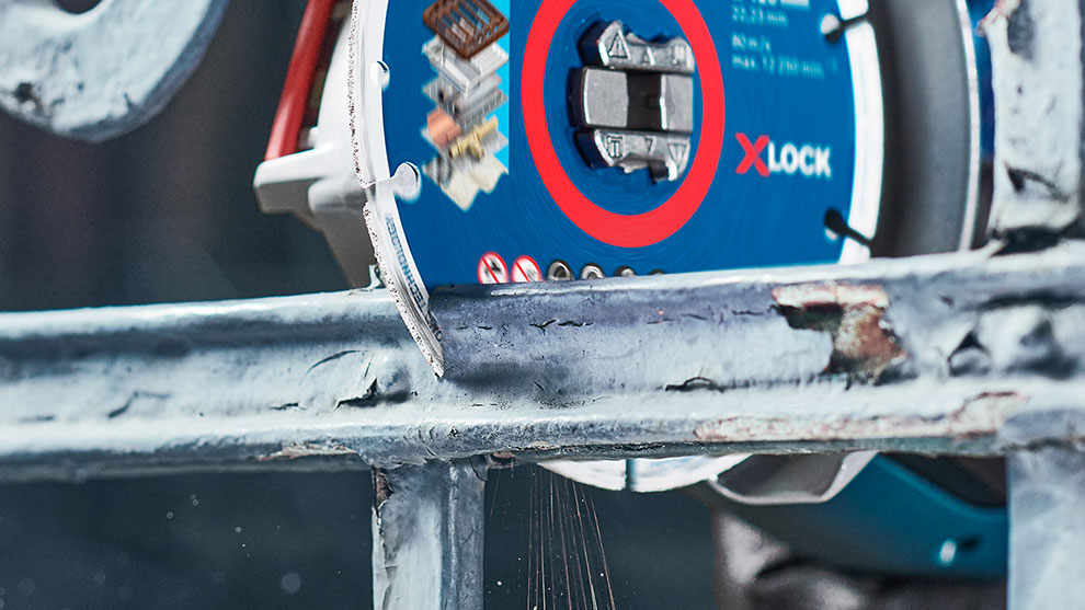 金属用 金属スタンドの上にある青いボッシュXLOCK切断ディスク。