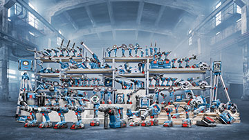 現代の倉庫にあるさまざまなボッシュプロフェッショナルツール。