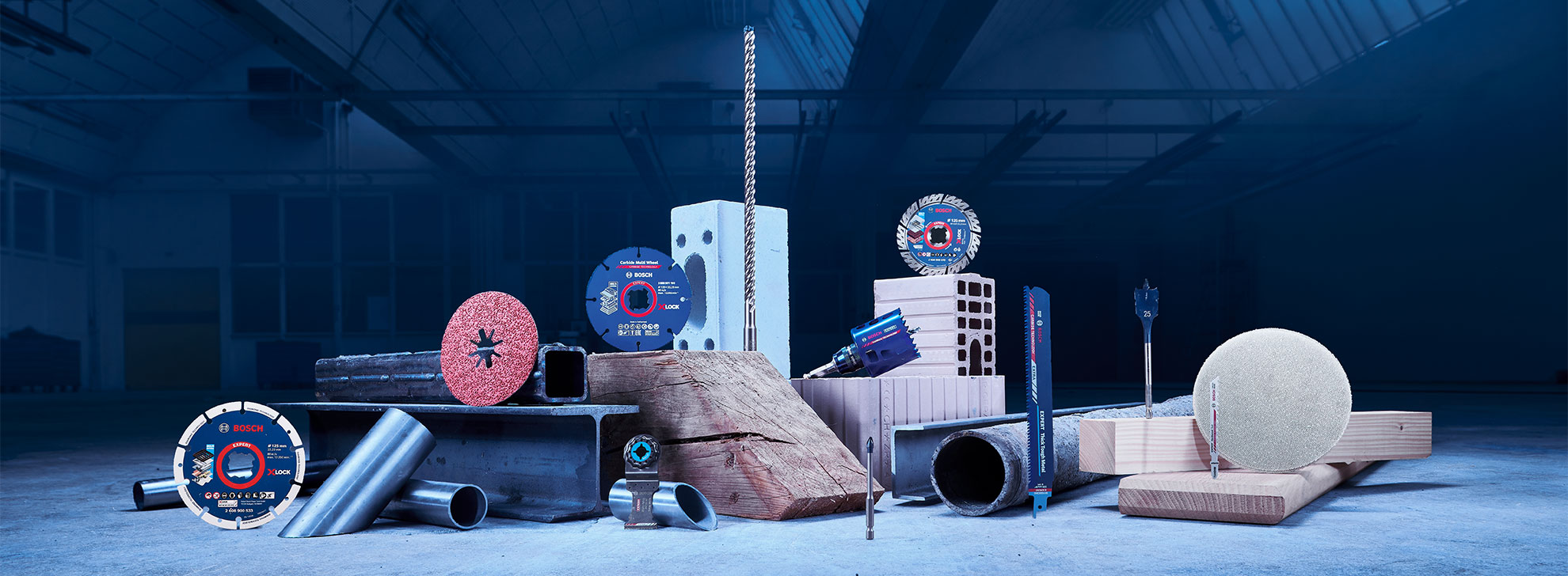 さまざまなボッシュプロフェッショナルツールがテーブルに配置されています。