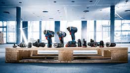 明るい部屋の木製パレットの上にあるボッシュプロフェッショナルツール。