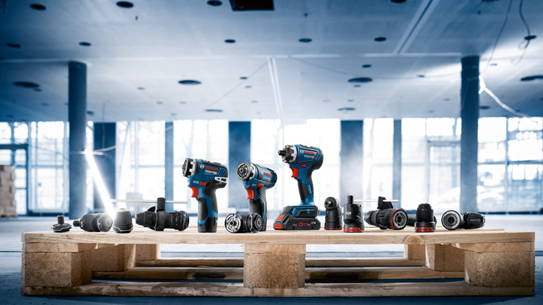 ボッシュプロフェッショナルツールが部屋の木製パレットの上に置かれています。