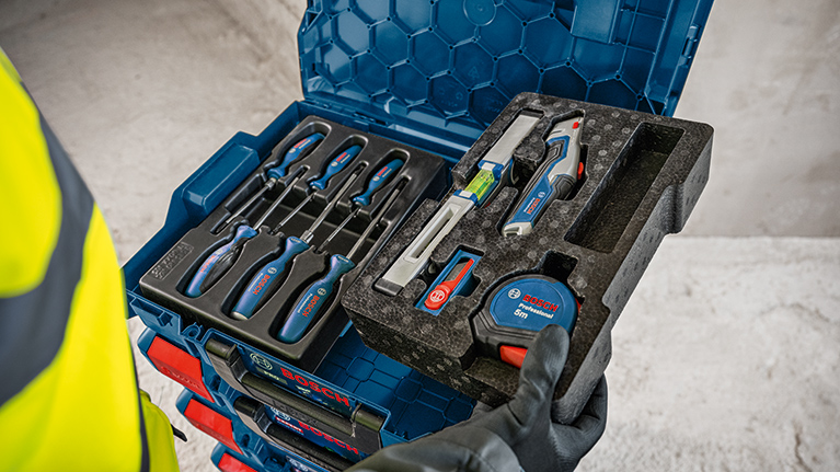 青いボッシュプロフェッショナルの工具箱が別のスーツケースの上に置かれており、両方とも赤いロックがあります。底は灰色です。