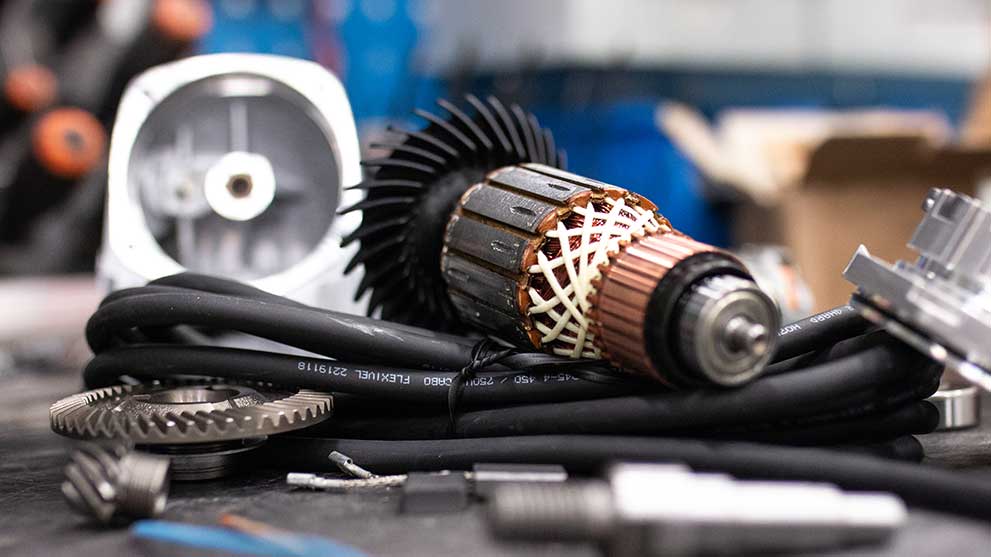 ボッシュプロフェッショナルの工具部品が作業台の上に無造作に置かれています。