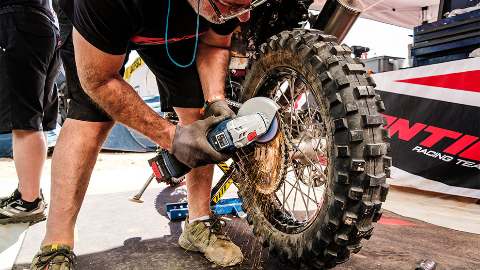 整備士がボッシュの工具でバイクのタイヤを研磨しています。