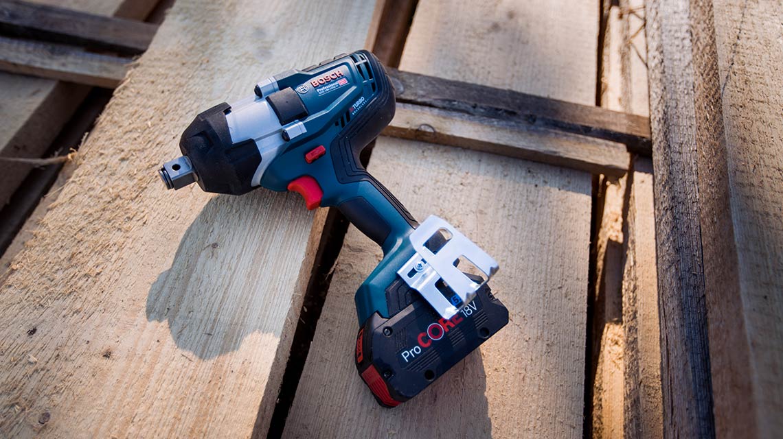 ボッシュプロフェッショナルのコードレス工具が木の板の上に置かれています。