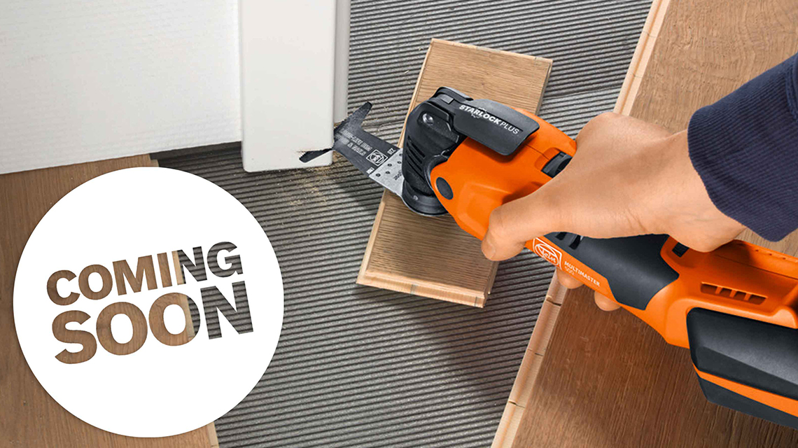 オレンジ色のボッシュプロフェッショナルツールカッターが木材を切っています。