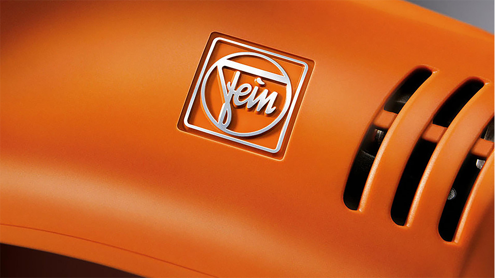 銀色のロゴが付いたオレンジ色の精密工具のクローズアップ。