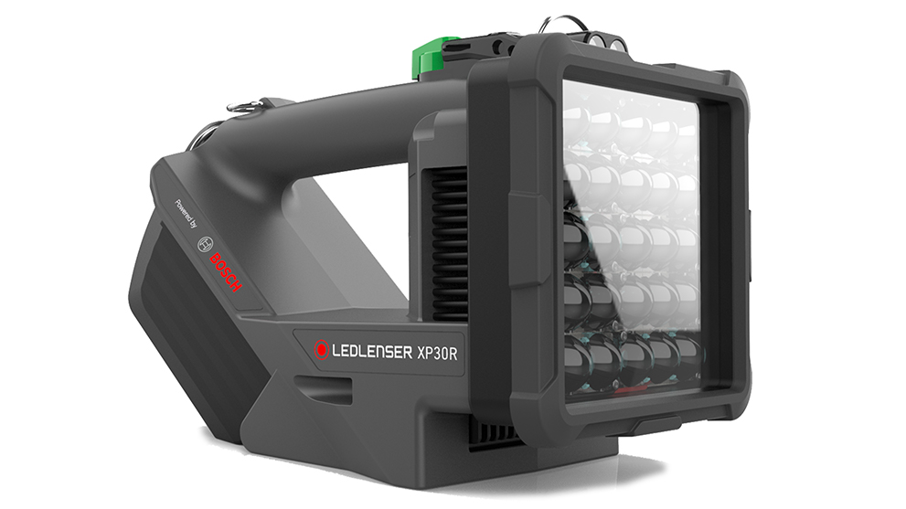 緑のボタンが付いた灰色のLED Lenser XP30R懐中電灯。