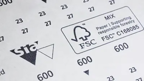 白い背景にStaロゴ、数字、FSCシールがある紙。