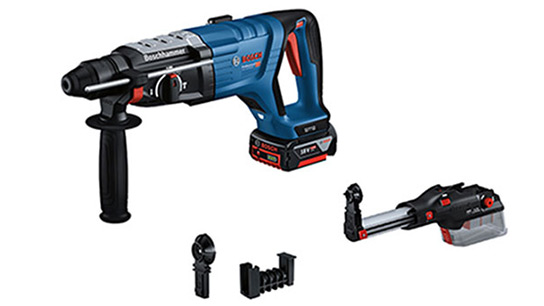 青いボッシュプロフェッショナルのバッテリードリルハンマーが白い背景の上に置かれ、その隣にアクセサリーがあります。