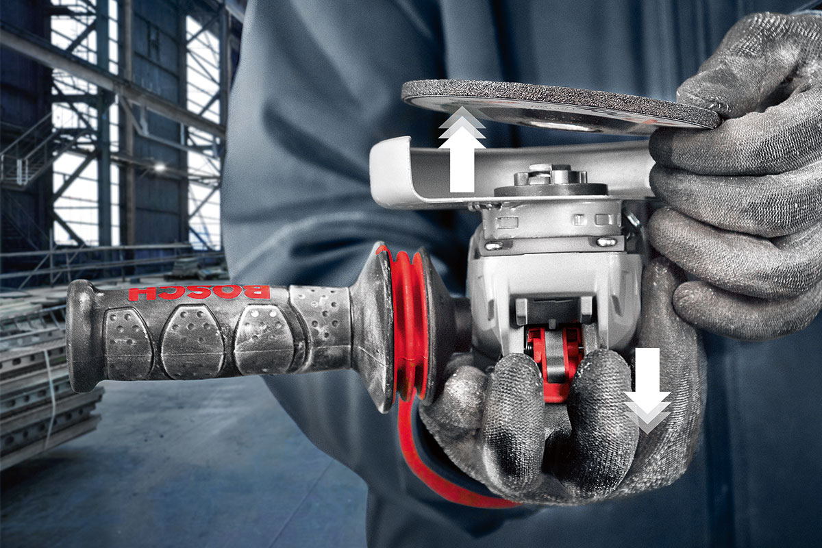 2つの手が作業場でボッシュプロフェッショナルサンダーを持っています。