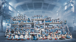 さまざまなボッシュプロフェッショナルツールがホールに整然と配置されています。